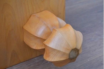 【簡易リペア限定品】 囲碁盤職人　粋山 加藤弘一　謹作　厚さ約18cm　丁寧な造りで風格漂う六寸脚付碁盤　 (R-085022)