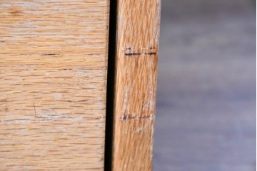 和製ビンテージ　ナラ材　ナチュラルな木味が魅力!丸穴取っ手の小引き出し　(R-085024)