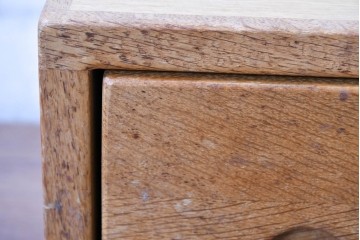 和製ビンテージ　ナラ材　ナチュラルな木味が魅力!丸穴取っ手の小引き出し　(R-085024)