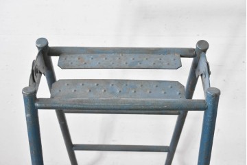 和製ヴィンテージ　レトロなアイアン製の脚立　(R-085031)