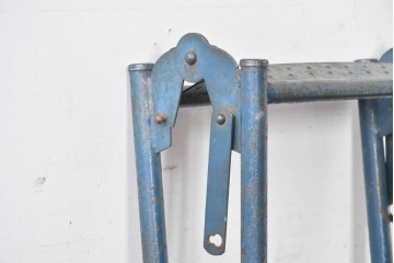 和製ヴィンテージ　レトロなアイアン製の脚立　(R-085031)