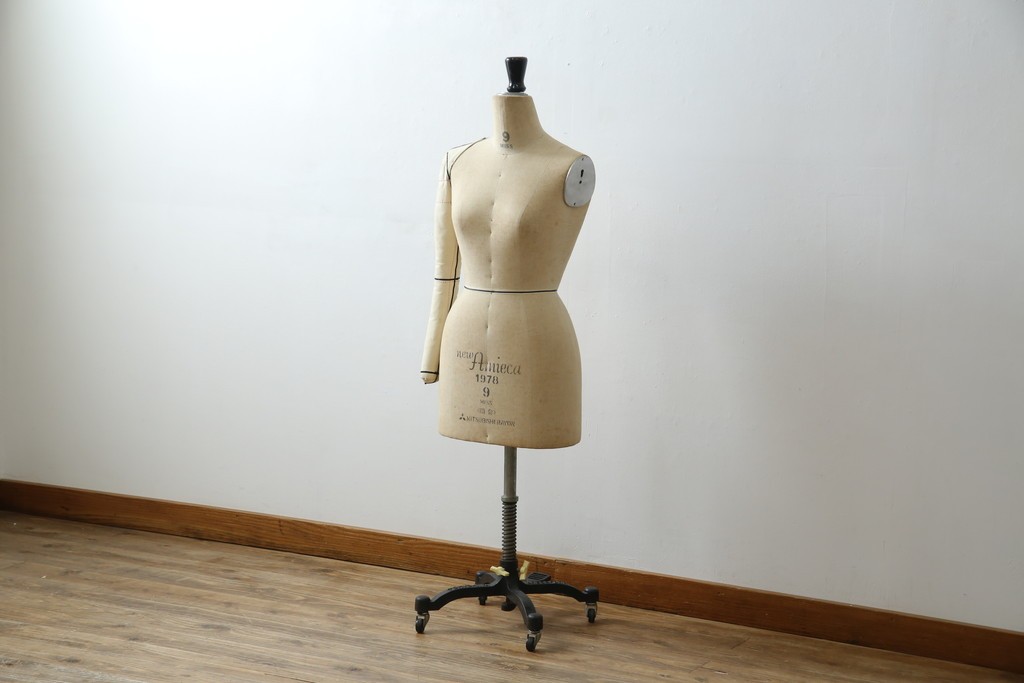 和製ヴィンテージ　三菱レイヨン　国産マネキン専門メーカー　キイヤ(KIIYA)製　アミーカ(Amieca)　9号　雰囲気のあるインテリアとしてもおすすめのキャスター付きトルソー　(R-085032)
