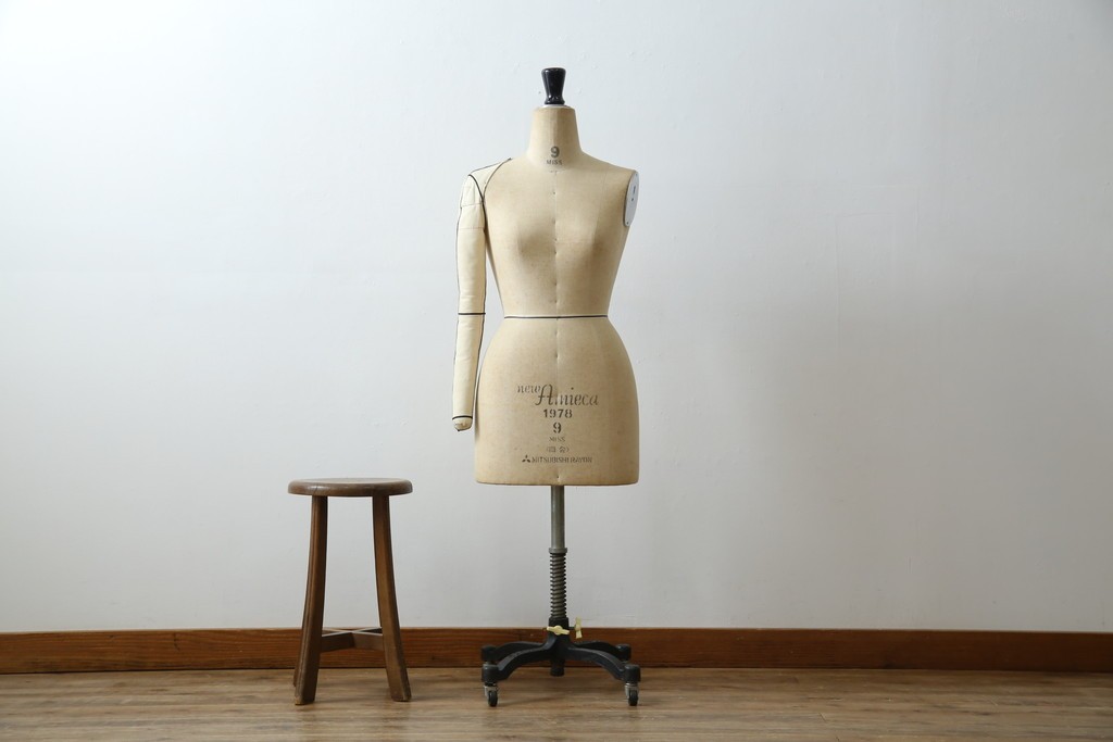 和製ヴィンテージ　三菱レイヨン　国産マネキン専門メーカー　キイヤ(KIIYA)製　アミーカ(Amieca)　9号　雰囲気のあるインテリアとしてもおすすめのキャスター付きトルソー　(R-085032)