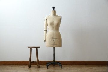 和製ヴィンテージ　三菱レイヨン　国産マネキン専門メーカー　キイヤ(KIIYA)製　アミーカ(Amieca)　9号　雰囲気のあるインテリアとしてもおすすめのキャスター付きトルソー　(R-085032)