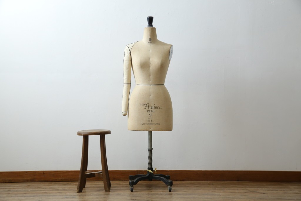 和製ヴィンテージ　三菱レイヨン　国産マネキン専門メーカー　キイヤ(KIIYA)製　アミーカ(Amieca)　9号　雰囲気のあるインテリアとしてもおすすめのキャスター付きトルソー　(R-085032)