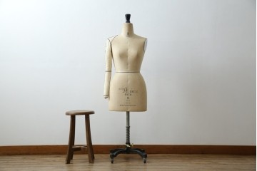 和製ヴィンテージ　三菱レイヨン　国産マネキン専門メーカー　キイヤ(KIIYA)製　アミーカ(Amieca)　9号　雰囲気のあるインテリアとしてもおすすめのキャスター付きトルソー　(R-085032)