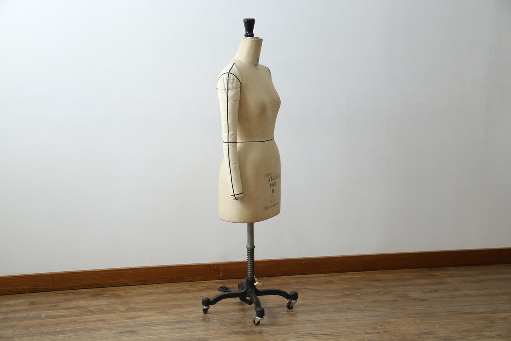 和製ヴィンテージ　三菱レイヨン　国産マネキン専門メーカー　キイヤ(KIIYA)製　アミーカ(Amieca)　9号　雰囲気のあるインテリアとしてもおすすめのキャスター付きトルソー　(R-085032)