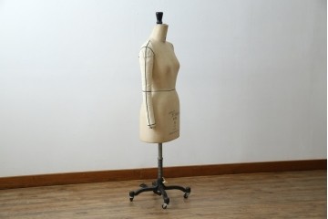 和製ヴィンテージ　三菱レイヨン　国産マネキン専門メーカー　キイヤ(KIIYA)製　アミーカ(Amieca)　9号　雰囲気のあるインテリアとしてもおすすめのキャスター付きトルソー　(R-085032)