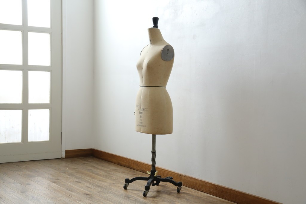 和製ヴィンテージ　三菱レイヨン　国産マネキン専門メーカー　キイヤ(KIIYA)製　アミーカ(Amieca)　9号　雰囲気のあるインテリアとしてもおすすめのキャスター付きトルソー　(R-085032)