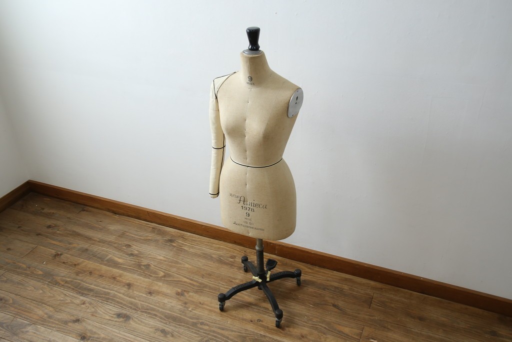 和製ヴィンテージ　三菱レイヨン　国産マネキン専門メーカー　キイヤ(KIIYA)製　アミーカ(Amieca)　9号　雰囲気のあるインテリアとしてもおすすめのキャスター付きトルソー　(R-085032)
