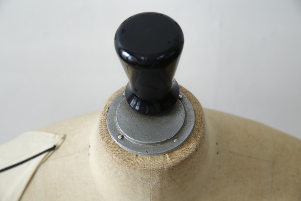 和製ヴィンテージ　三菱レイヨン　国産マネキン専門メーカー　キイヤ(KIIYA)製　アミーカ(Amieca)　9号　雰囲気のあるインテリアとしてもおすすめのキャスター付きトルソー　(R-085032)