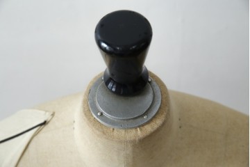 和製ヴィンテージ　三菱レイヨン　国産マネキン専門メーカー　キイヤ(KIIYA)製　アミーカ(Amieca)　9号　雰囲気のあるインテリアとしてもおすすめのキャスター付きトルソー　(R-085032)