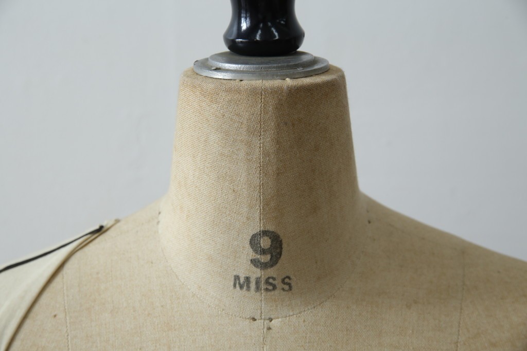 和製ヴィンテージ　三菱レイヨン　国産マネキン専門メーカー　キイヤ(KIIYA)製　アミーカ(Amieca)　9号　雰囲気のあるインテリアとしてもおすすめのキャスター付きトルソー　(R-085032)