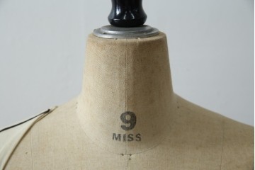 和製ヴィンテージ　三菱レイヨン　国産マネキン専門メーカー　キイヤ(KIIYA)製　アミーカ(Amieca)　9号　雰囲気のあるインテリアとしてもおすすめのキャスター付きトルソー　(R-085032)