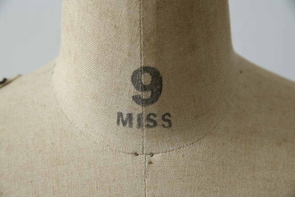 和製ヴィンテージ　三菱レイヨン　国産マネキン専門メーカー　キイヤ(KIIYA)製　アミーカ(Amieca)　9号　雰囲気のあるインテリアとしてもおすすめのキャスター付きトルソー　(R-085032)