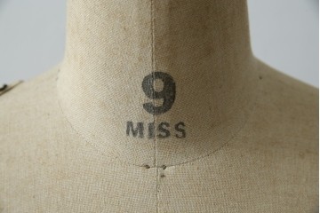 和製ヴィンテージ　三菱レイヨン　国産マネキン専門メーカー　キイヤ(KIIYA)製　アミーカ(Amieca)　9号　雰囲気のあるインテリアとしてもおすすめのキャスター付きトルソー　(R-085032)