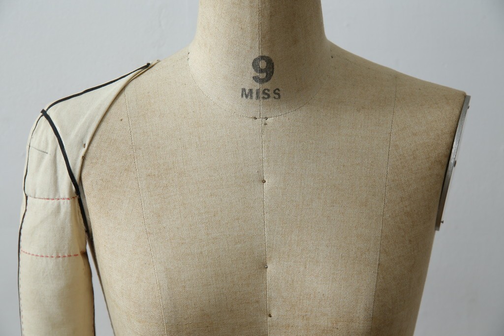 和製ヴィンテージ　三菱レイヨン　国産マネキン専門メーカー　キイヤ(KIIYA)製　アミーカ(Amieca)　9号　雰囲気のあるインテリアとしてもおすすめのキャスター付きトルソー　(R-085032)