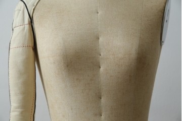 和製ヴィンテージ　三菱レイヨン　国産マネキン専門メーカー　キイヤ(KIIYA)製　アミーカ(Amieca)　9号　雰囲気のあるインテリアとしてもおすすめのキャスター付きトルソー　(R-085032)