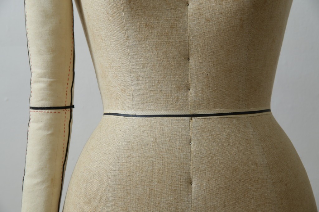 和製ヴィンテージ　三菱レイヨン　国産マネキン専門メーカー　キイヤ(KIIYA)製　アミーカ(Amieca)　9号　雰囲気のあるインテリアとしてもおすすめのキャスター付きトルソー　(R-085032)