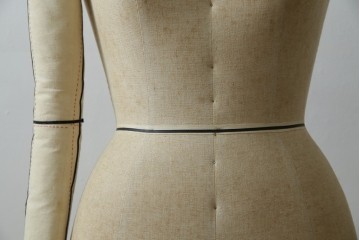 和製ヴィンテージ　三菱レイヨン　国産マネキン専門メーカー　キイヤ(KIIYA)製　アミーカ(Amieca)　9号　雰囲気のあるインテリアとしてもおすすめのキャスター付きトルソー　(R-085032)