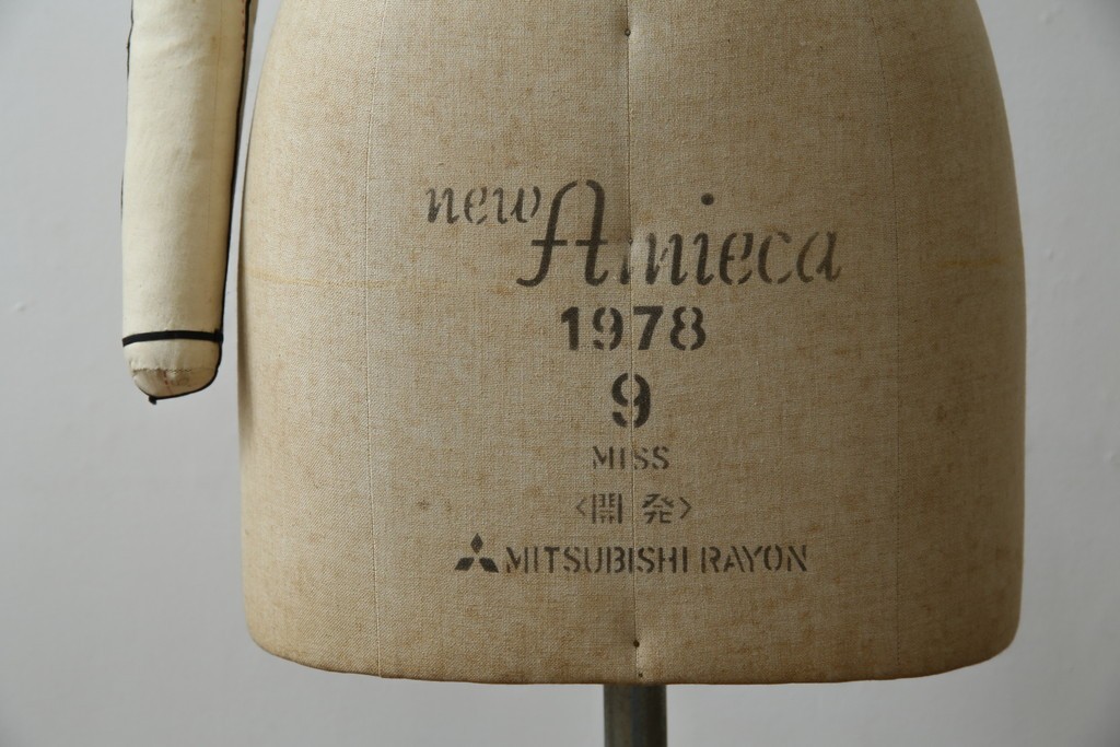 和製ヴィンテージ　三菱レイヨン　国産マネキン専門メーカー　キイヤ(KIIYA)製　アミーカ(Amieca)　9号　雰囲気のあるインテリアとしてもおすすめのキャスター付きトルソー　(R-085032)