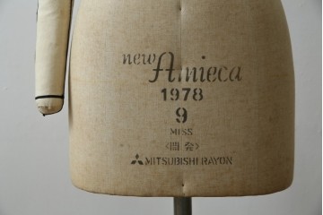 和製ヴィンテージ　三菱レイヨン　国産マネキン専門メーカー　キイヤ(KIIYA)製　アミーカ(Amieca)　9号　雰囲気のあるインテリアとしてもおすすめのキャスター付きトルソー　(R-085032)