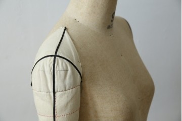 和製ヴィンテージ　三菱レイヨン　国産マネキン専門メーカー　キイヤ(KIIYA)製　アミーカ(Amieca)　9号　雰囲気のあるインテリアとしてもおすすめのキャスター付きトルソー　(R-085032)