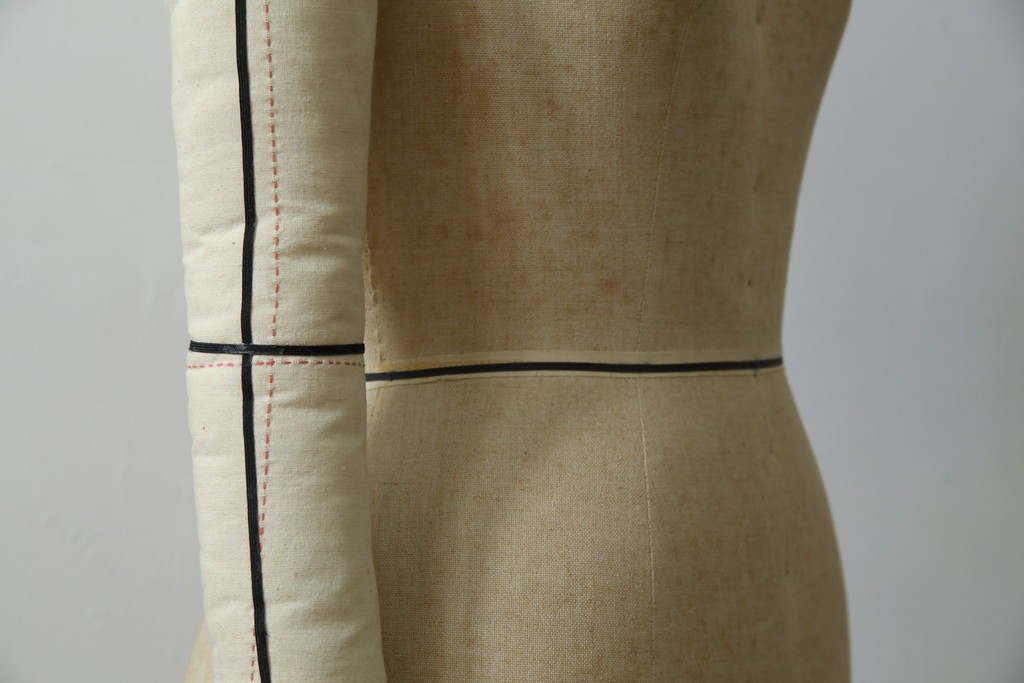 和製ヴィンテージ　三菱レイヨン　国産マネキン専門メーカー　キイヤ(KIIYA)製　アミーカ(Amieca)　9号　雰囲気のあるインテリアとしてもおすすめのキャスター付きトルソー　(R-085032)