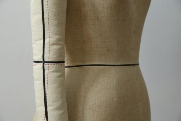 和製ヴィンテージ　三菱レイヨン　国産マネキン専門メーカー　キイヤ(KIIYA)製　アミーカ(Amieca)　9号　雰囲気のあるインテリアとしてもおすすめのキャスター付きトルソー　(R-085032)