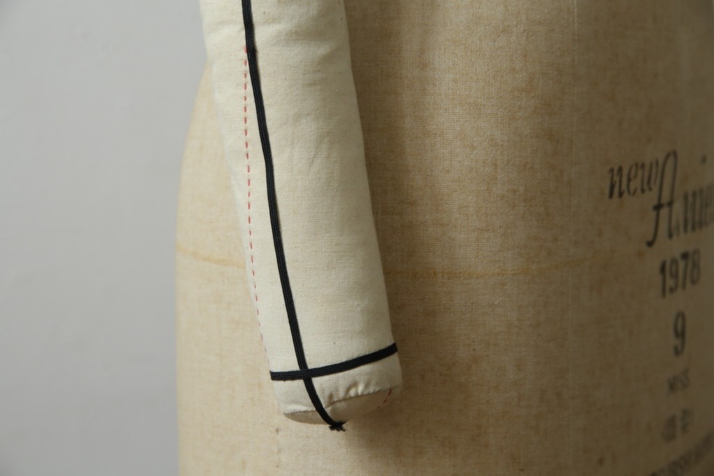 和製ヴィンテージ　三菱レイヨン　国産マネキン専門メーカー　キイヤ(KIIYA)製　アミーカ(Amieca)　9号　雰囲気のあるインテリアとしてもおすすめのキャスター付きトルソー　(R-085032)