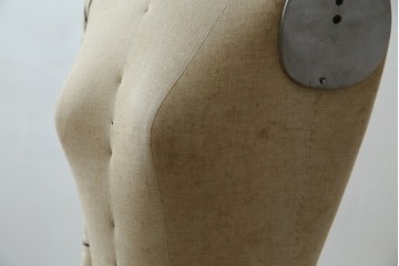 和製ヴィンテージ　三菱レイヨン　国産マネキン専門メーカー　キイヤ(KIIYA)製　アミーカ(Amieca)　9号　雰囲気のあるインテリアとしてもおすすめのキャスター付きトルソー　(R-085032)