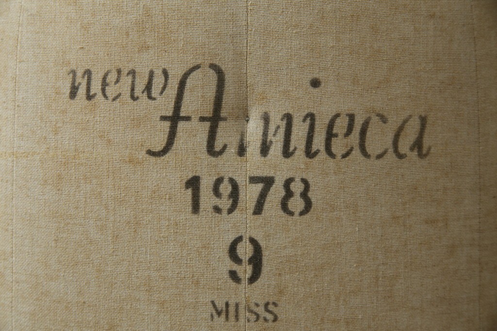 和製ヴィンテージ　三菱レイヨン　国産マネキン専門メーカー　キイヤ(KIIYA)製　アミーカ(Amieca)　9号　雰囲気のあるインテリアとしてもおすすめのキャスター付きトルソー　(R-085032)