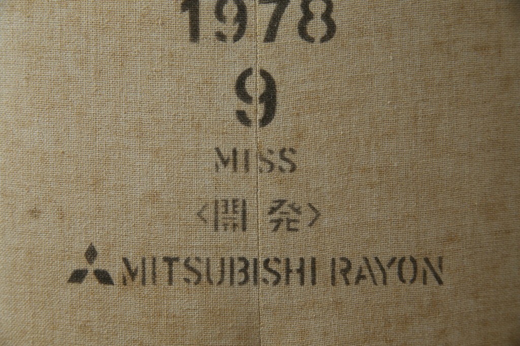 和製ヴィンテージ　三菱レイヨン　国産マネキン専門メーカー　キイヤ(KIIYA)製　アミーカ(Amieca)　9号　雰囲気のあるインテリアとしてもおすすめのキャスター付きトルソー　(R-085032)