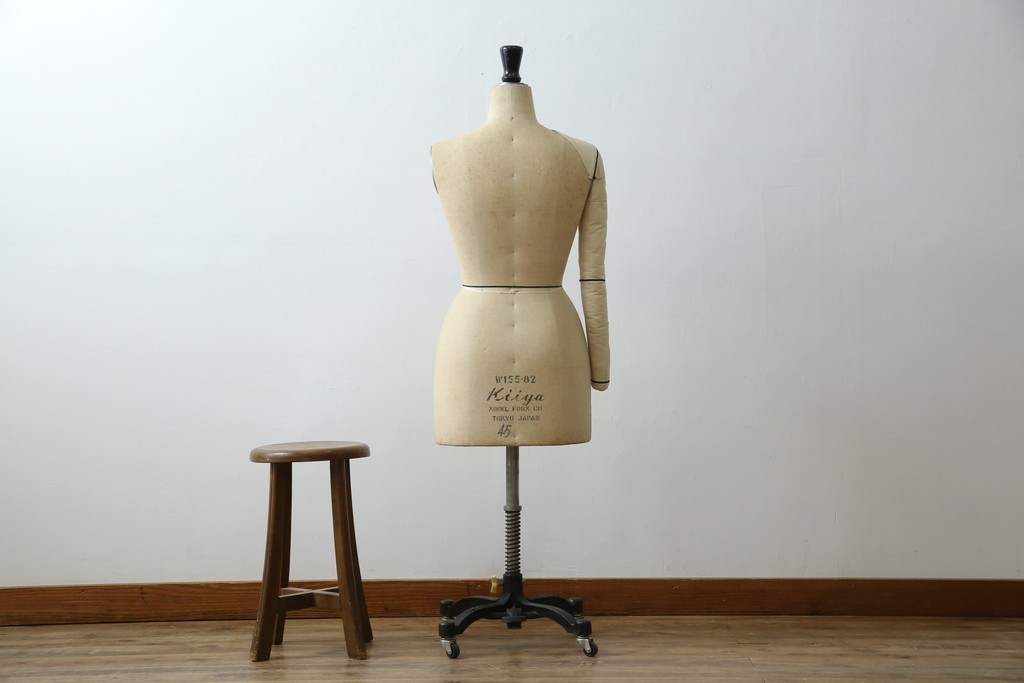 和製ヴィンテージ　三菱レイヨン　国産マネキン専門メーカー　キイヤ(KIIYA)製　アミーカ(Amieca)　9号　雰囲気のあるインテリアとしてもおすすめのキャスター付きトルソー　(R-085032)