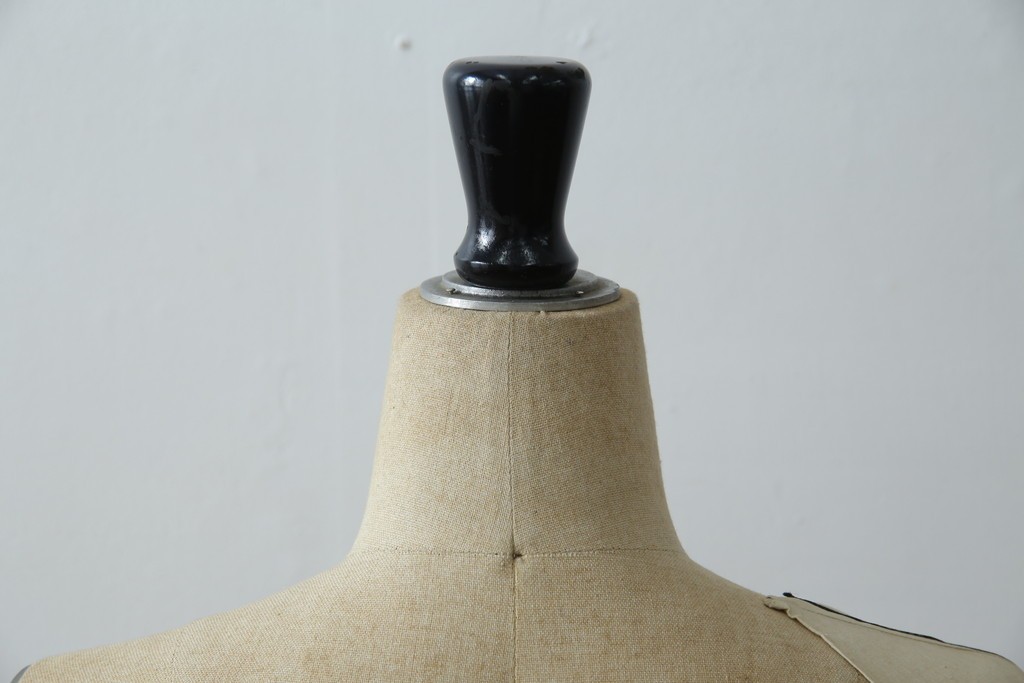 和製ヴィンテージ　三菱レイヨン　国産マネキン専門メーカー　キイヤ(KIIYA)製　アミーカ(Amieca)　9号　雰囲気のあるインテリアとしてもおすすめのキャスター付きトルソー　(R-085032)