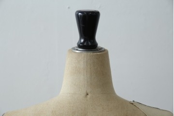 和製ヴィンテージ　三菱レイヨン　国産マネキン専門メーカー　キイヤ(KIIYA)製　アミーカ(Amieca)　9号　雰囲気のあるインテリアとしてもおすすめのキャスター付きトルソー　(R-085032)