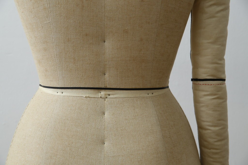 和製ヴィンテージ　三菱レイヨン　国産マネキン専門メーカー　キイヤ(KIIYA)製　アミーカ(Amieca)　9号　雰囲気のあるインテリアとしてもおすすめのキャスター付きトルソー　(R-085032)