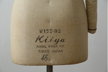和製ヴィンテージ　三菱レイヨン　国産マネキン専門メーカー　キイヤ(KIIYA)製　アミーカ(Amieca)　9号　雰囲気のあるインテリアとしてもおすすめのキャスター付きトルソー　(R-085032)