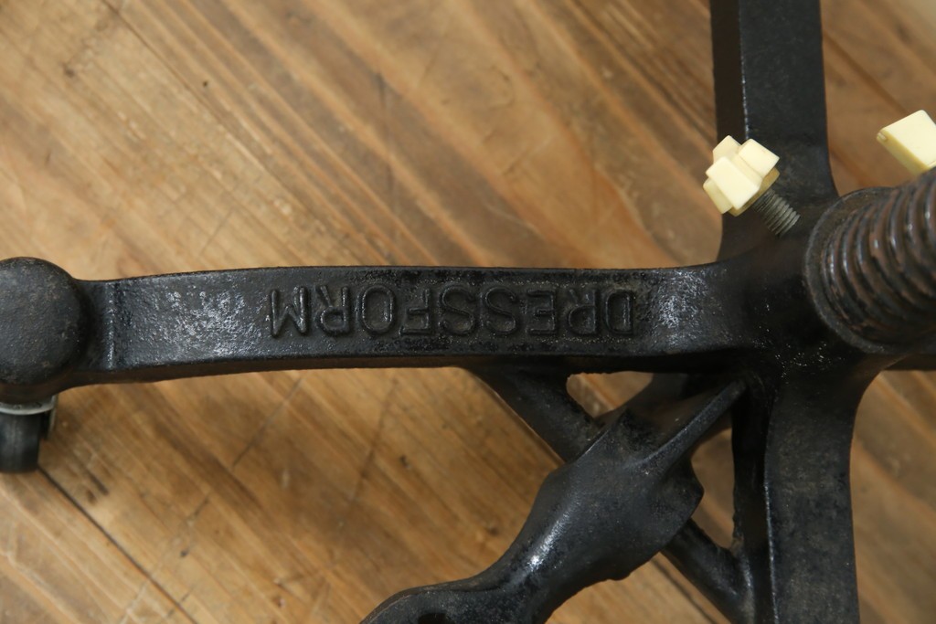 和製ヴィンテージ　三菱レイヨン　国産マネキン専門メーカー　キイヤ(KIIYA)製　アミーカ(Amieca)　9号　雰囲気のあるインテリアとしてもおすすめのキャスター付きトルソー　(R-085032)