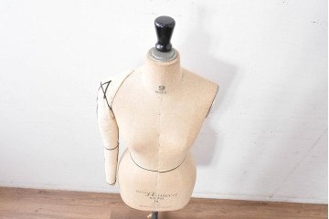 和製ヴィンテージ　三菱レイヨン　国産マネキン専門メーカー　キイヤ(KIIYA)製　アミーカ(Amieca)　9号　雰囲気のあるインテリアとしてもおすすめのキャスター付きトルソー　(R-085032)