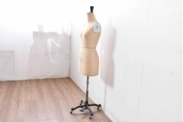 和製ヴィンテージ　三菱レイヨン　国産マネキン専門メーカー　キイヤ(KIIYA)製　アミーカ(Amieca)　9号　雰囲気のあるインテリアとしてもおすすめのキャスター付きトルソー　(R-085032)