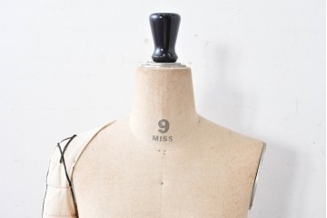 和製ヴィンテージ　三菱レイヨン　国産マネキン専門メーカー　キイヤ(KIIYA)製　アミーカ(Amieca)　9号　雰囲気のあるインテリアとしてもおすすめのキャスター付きトルソー　(R-085032)