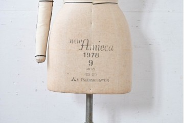 和製ヴィンテージ　三菱レイヨン　国産マネキン専門メーカー　キイヤ(KIIYA)製　アミーカ(Amieca)　9号　雰囲気のあるインテリアとしてもおすすめのキャスター付きトルソー　(R-085032)