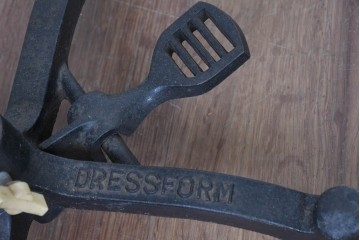 和製ヴィンテージ　三菱レイヨン　国産マネキン専門メーカー　キイヤ(KIIYA)製　アミーカ(Amieca)　9号　雰囲気のあるインテリアとしてもおすすめのキャスター付きトルソー　(R-085032)