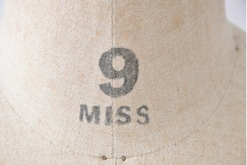 和製ヴィンテージ　三菱レイヨン　国産マネキン専門メーカー　キイヤ(KIIYA)製　アミーカ(Amieca)　9号　雰囲気のあるインテリアとしてもおすすめのキャスター付きトルソー　(R-085032)