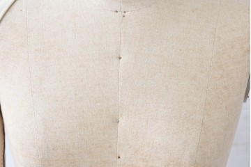 和製ヴィンテージ　三菱レイヨン　国産マネキン専門メーカー　キイヤ(KIIYA)製　アミーカ(Amieca)　9号　雰囲気のあるインテリアとしてもおすすめのキャスター付きトルソー　(R-085032)