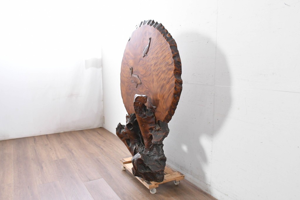 和製ヴィンテージ　上手物!!　作行きの良い逸品!!　栃の木一枚板・漆塗り　美しい鯉の彫刻の衝立　(R-085033)