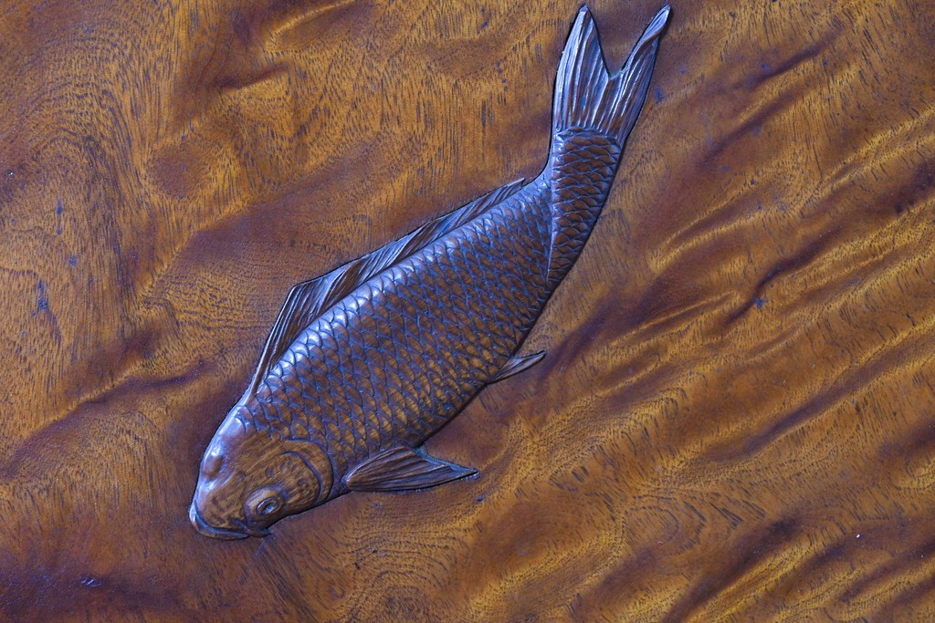 和製ヴィンテージ　上手物!!　作行きの良い逸品!!　栃の木一枚板・漆塗り　美しい鯉の彫刻の衝立　(R-085033)