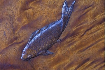 和製ヴィンテージ　上手物!!　作行きの良い逸品!!　栃の木一枚板・漆塗り　美しい鯉の彫刻の衝立　(R-085033)