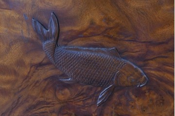 和製ヴィンテージ　上手物!!　作行きの良い逸品!!　栃の木一枚板・漆塗り　美しい鯉の彫刻の衝立　(R-085033)